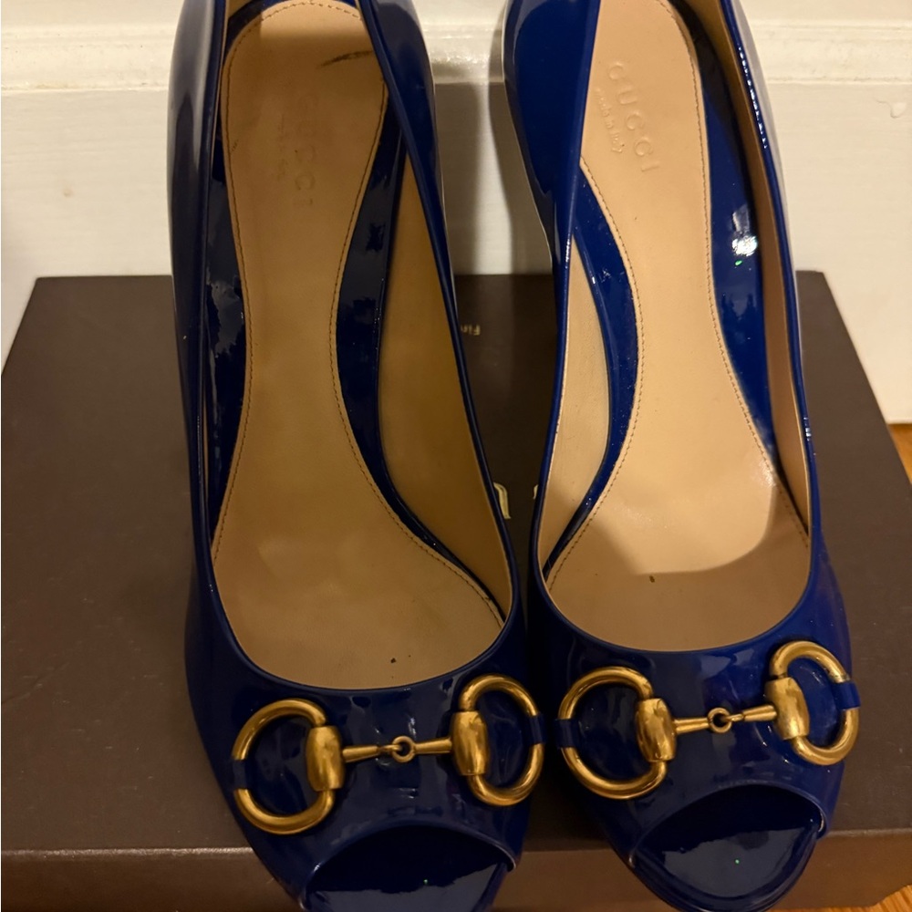 RARE RARE FIND. 💕💕💙LIMITED EDITION VINTAGE Gucci Women's Blue Peep-Toe Heels.